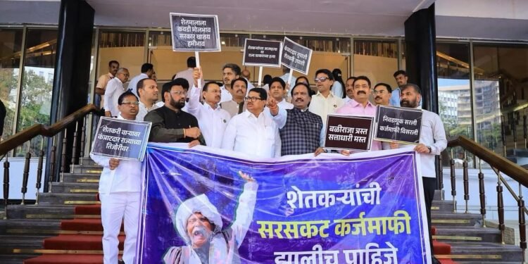 विधानभवनाच्या पायऱ्यापाशी शेतकऱ्यांसाठी महाविकास आघाडीचे आंदोलन