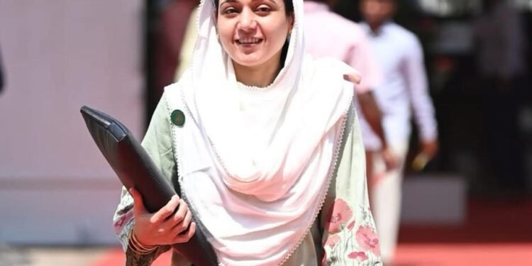 नावांपुढे आईचे नाव आणि नवऱ्याचे नाव एकत्र कसे लावणार..? जेव्हा सभागृहात प्रश्न उपस्थित होतो..?