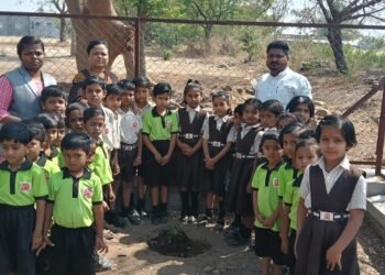 हन्नूरच्या अनंत चैतन्य सेमी इंग्रजीच्या चिमुकल्यांनी केले वृक्षारोपण