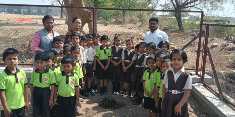 हन्नूरच्या अनंत चैतन्य सेमी इंग्रजीच्या चिमुकल्यांनी केले वृक्षारोपण