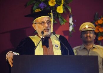 देश आणि समाजाच्या विकासात योगदान द्या