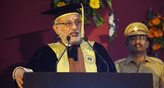 देश आणि समाजाच्या विकासात योगदान द्या