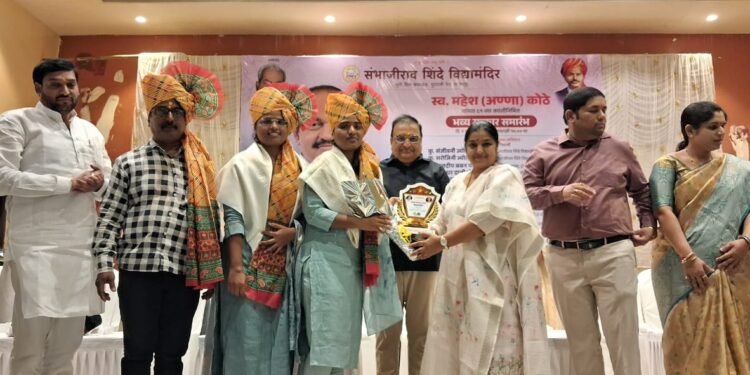 संभाजीराव शिंदे विद्यामंदिरमध्ये माजी गुणवंत विद्यार्थ्यांचा सत्कार