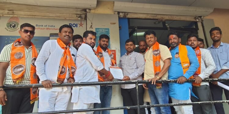 मनसे स्टाईल | जेव्हा मनसैनिक शहरातील बँकेच्या अधिकाऱ्यांना भेटतात…!