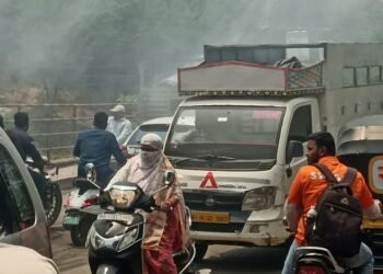 अवंतीनगर ते वसंत विहार रोडवर आग ; मालवाहतूक गाडीचे नुकसान