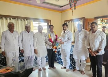 बापू पॅटर्न! दोन उमेदवारांचा आमदार देशमुख यांच्या पॅनलला पाठिंबा