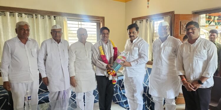 बापू पॅटर्न! दोन उमेदवारांचा आमदार देशमुख यांच्या पॅनलला पाठिंबा