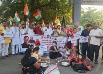 गॅस दरवाढ | रस्त्यावर पेटवल्या चूल,थापल्या भाकऱ्या ; सोलापुरातील आंदोलन..