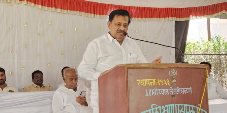 निवडणुकीसाठी स्वतःच्या कुटुंबातील व्यक्तीच्या नावावर सोसायटी काढल्या..! आमदार सुभाष देशमुखांची टीका