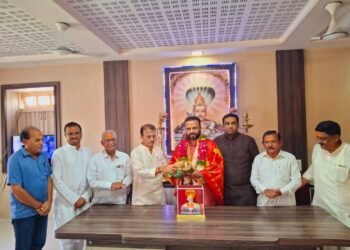 श्री सिद्धरामेश्वरांच्या चरणी जया ‘भाऊ’, देवेंद्र’दादा’ ; केली विकास कामांची पाहणी