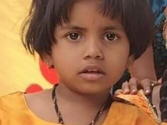 वेदनादायक | रेल्वे मध्ये बसलेल्या चिमुकलीचा बाहेरून दगड मारल्याने मृत्यू..!