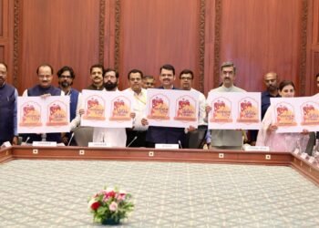 मुख्यमंत्री देवेंद्र फडणवीस यांच्या हस्ते महाबळेश्वर पर्यटन महोत्सव बोधचिन्हाचे अनावरण