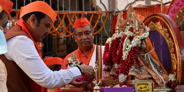श्री पोद्दारेश्वर राममंदिरात मुख्यमंत्री देवेंद्र फडणवीस यांच्याकडून पूजन