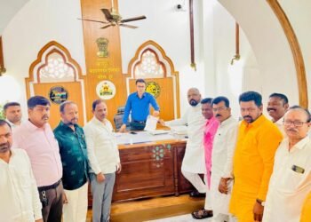 छत्रपती शिवाजी महाराज पुतळ्याचे काम अद्याप रखडलेले ; शिवभक्त थेट महापालिका आयुक्तांकडे..