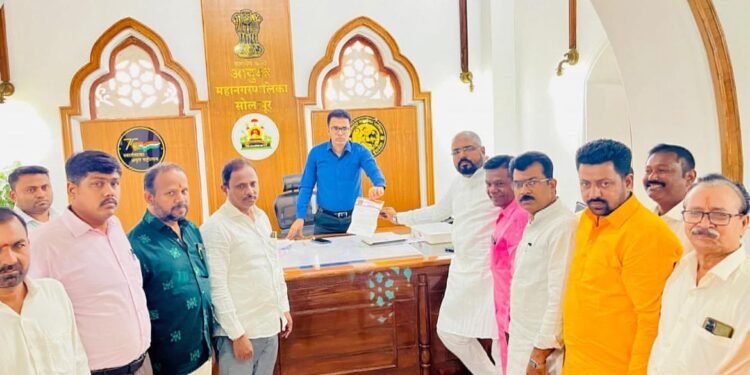 छत्रपती शिवाजी महाराज पुतळ्याचे काम अद्याप रखडलेले ; शिवभक्त थेट महापालिका आयुक्तांकडे..