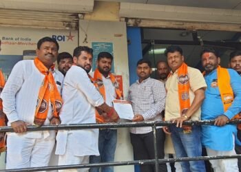 मनसे स्टाईल | जेव्हा मनसैनिक शहरातील बँकेच्या अधिकाऱ्यांना भेटतात…!