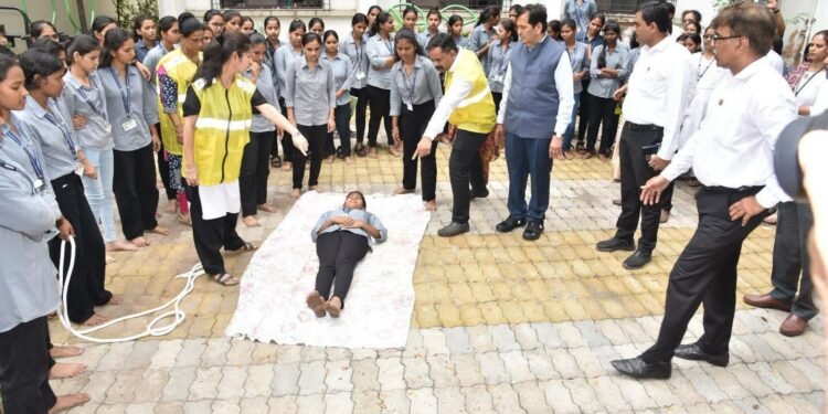 सीमेवरील तणावाच्या पार्श्वभूमीवर ‘आयटीआयच्या’ हजारो विद्यार्थ्यांना आपत्ती व्यवस्थापनाचे धडे