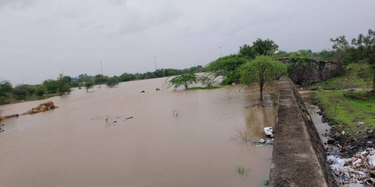 हिप्परगा तलावाची क्षमता ८०% पार, संभाव्य धोका लक्षात घेऊन सतर्कतेचं आवाहन