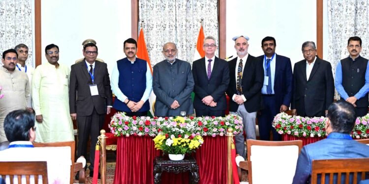 राज्यपाल व मुख्यमंत्री यांच्या उपस्थितीत गोंडवाना विद्यापीठाचे लॉईड्स मेटल्स व ऑस्ट्रेलियातील कर्टीन विद्यापीठासोबत सामंजस्य करार