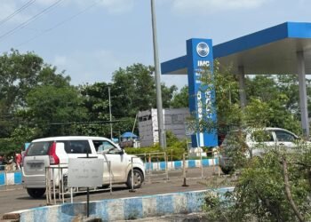 चिंचोली एमआयडीसी येथील आयएमसी सीएनजी पंपावर वाहनांच्या लांबच लांब रांगा..! प्रशासनाचे दुर्लक्ष..?