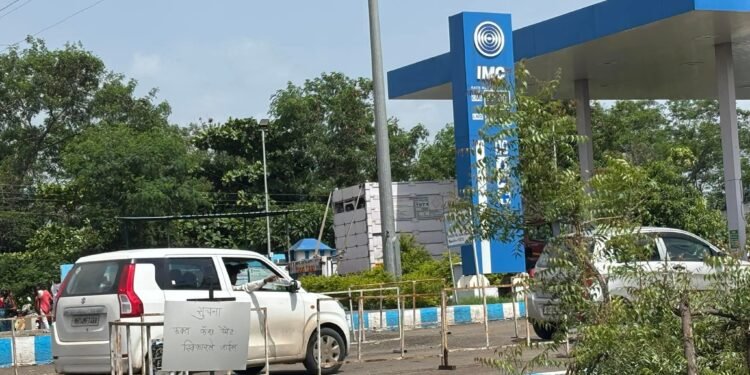 चिंचोली एमआयडीसी येथील आयएमसी सीएनजी पंपावर वाहनांच्या लांबच लांब रांगा..! प्रशासनाचे दुर्लक्ष..?