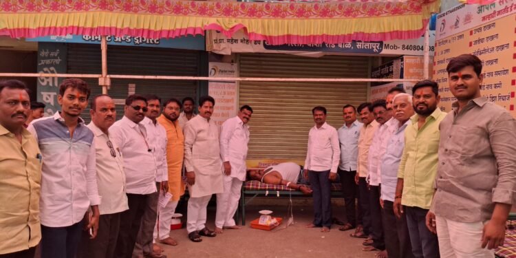 छत्रपती संभाजी महाराज जयंती | सोलापूरमध्ये भव्य रक्तदान शिबिर ; रक्तदात्यांचा उत्स्फूर्त सहभाग