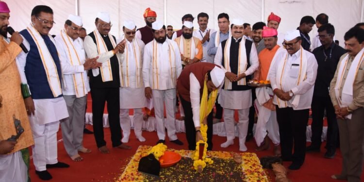 पुण्यश्लोक अहिल्यादेवी होळकर सहकारी सूतगिरणी व चौंडी ते निमगाव डाकू रस्त्याचे मुख्यमंत्र्यांच्या हस्ते भूमिपूजन