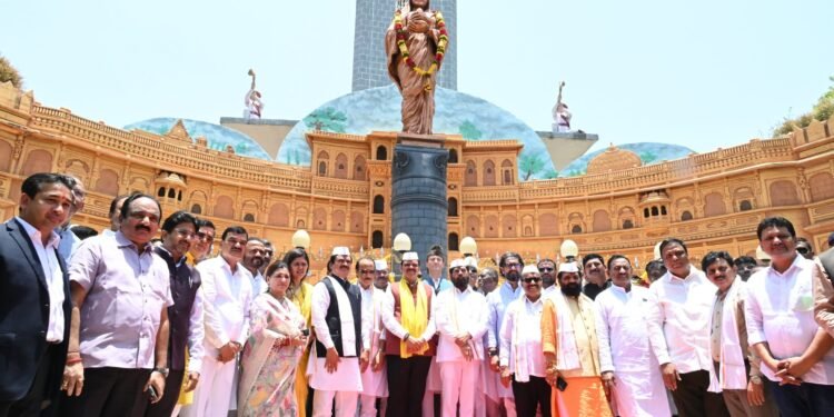 पुण्यश्लोक अहिल्यादेवी होळकर यांना मुख्यमंत्री व मंत्रिमंडळाकडून अभिवादन