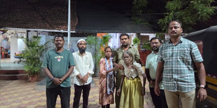 “माणुसकीची साखरवाट – शांताबाई परत घरी आल्या..! Akkalkot