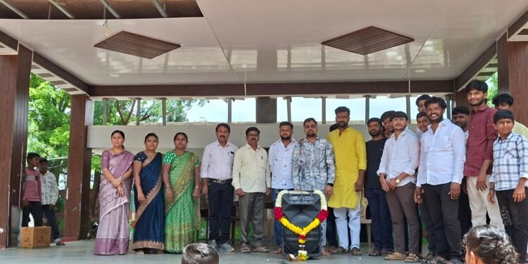 वाढदिवसानिमित्त शाळेला स्पिकर सेट; तुषार साठे यांनी जपली सामाजिक बांधिलकी