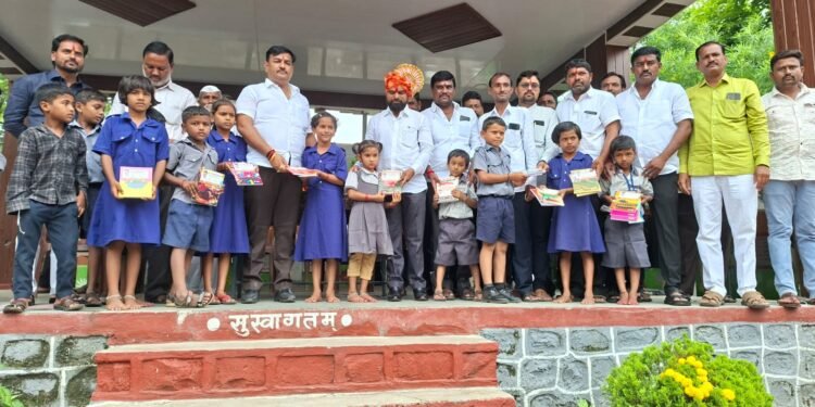 Solapur |वाढदिवसानिमित्त वह्यांचे वाटप — जीवन साठे यांचा स्तुत्य उपक्रम