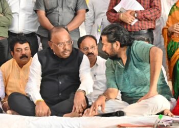 शेतकऱ्यांसाठी दिलासादायक घोषणा; पालकमंत्र्यांकडून कर्जमुक्तीसाठी समितीचा प्रस्ताव