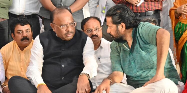 शेतकऱ्यांसाठी दिलासादायक घोषणा; पालकमंत्र्यांकडून कर्जमुक्तीसाठी समितीचा प्रस्ताव