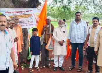 Madha | ध्येय प्रतिष्ठानकडून वारकऱ्यांना चहा, थंड पाणी, पादत्राणे वाटप