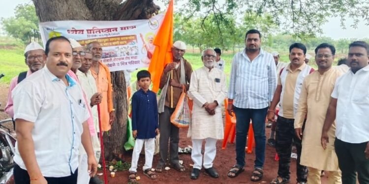 Madha | ध्येय प्रतिष्ठानकडून वारकऱ्यांना चहा, थंड पाणी, पादत्राणे वाटप