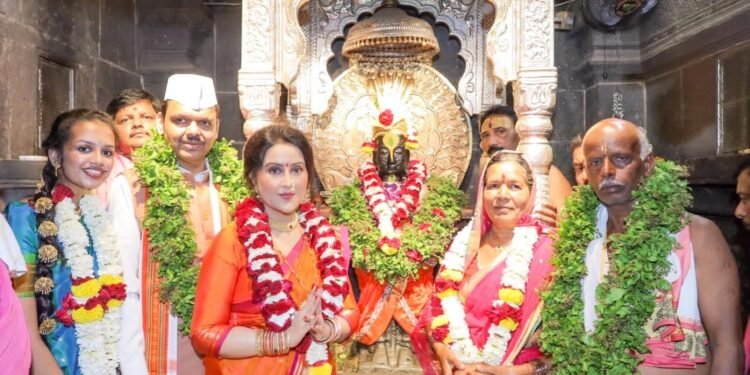 बा विठ्ठला… बळीराजाला सुखी व समाधानी ठेव..! मुख्यमंत्र्यांचे विठ्ठल चरणी साकडे