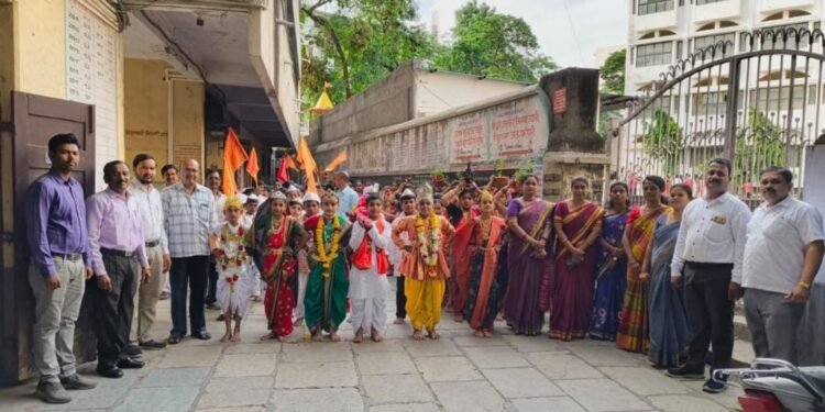 ‘चिमुकल्यांची वारी, ‘गुरुकुल’च्या दारी ; रंगला भक्तिभावपूर्ण रिंगण सोहळा