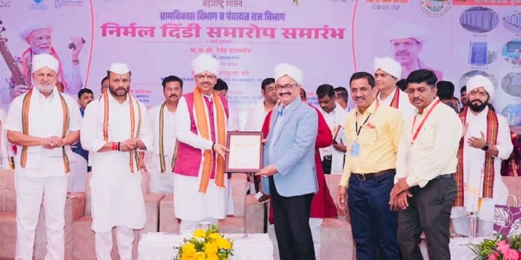 पालकमंत्र्यांचा मनाचा मोठेपणा |जिल्हाधिकारी आणि सीईओ यांचा मुख्यमंत्र्यांच्या हस्ते सत्कार |