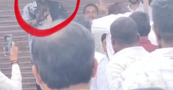 अक्कलकोटमध्ये खळबळजनक प्रकार : प्रवीण गायकवाड यांना काळं फासून मारहाण