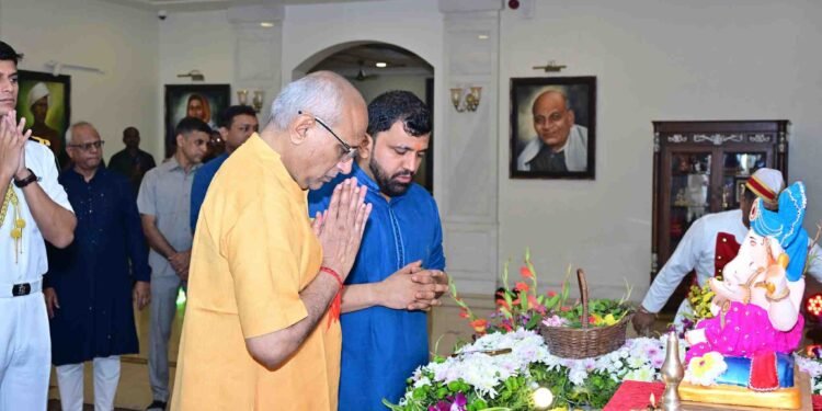 राजभवन येथे राज्यपालांच्या हस्ते गणरायाची प्रतिष्ठापना