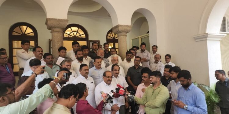 मराठा आरक्षण उपसमितीची बैठक संपन्न; आंदोलकांशी चर्चेसाठी सरकारचा निर्णय