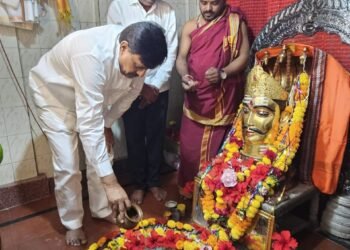 पर्यटन सप्ताह निमित्ताने जेऊर येथील काशिलिंग मंदिरास आ. सुभाष देशमुख यांची विशेष भेट