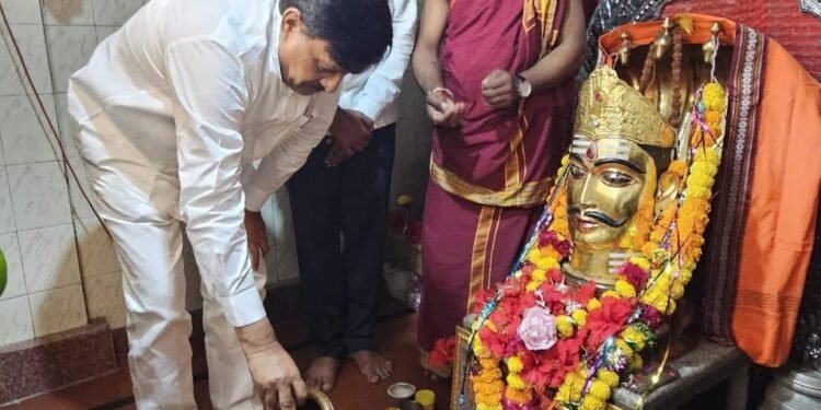 पर्यटन सप्ताह निमित्ताने जेऊर येथील काशिलिंग मंदिरास आ. सुभाष देशमुख यांची विशेष भेट