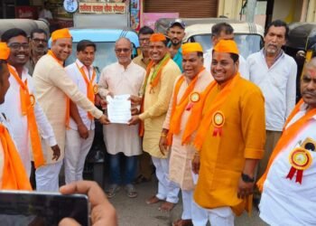 गणेशोत्सव महामंडळ व यश डेव्हलपरचा उपक्रम : रिक्षाचालकांना विमा कवच..