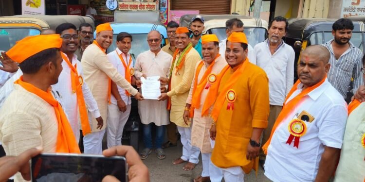 गणेशोत्सव महामंडळ व यश डेव्हलपरचा उपक्रम : रिक्षाचालकांना विमा कवच..