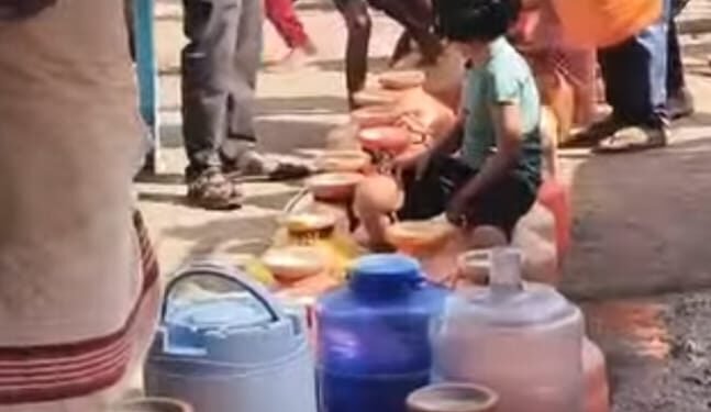 पूरग्रस्तांसाठी अर्थ मिनरल वॉटरचा जीवनदायी उपक्रम