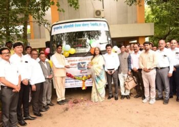 प्रिसिजन कॅमशॉफ्टतर्फे सोलापूर विद्यापीठास २५ आसनी वातानुकूलित बस भेट – कुलगुरू डॉ. महानवर यांनी मानले आभार