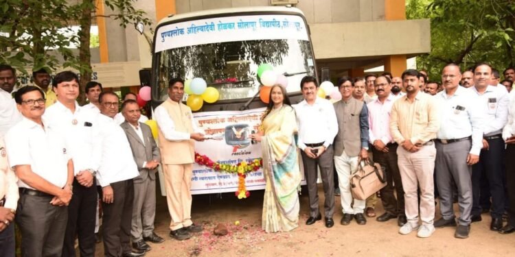 प्रिसिजन कॅमशॉफ्टतर्फे सोलापूर विद्यापीठास २५ आसनी वातानुकूलित बस भेट – कुलगुरू डॉ. महानवर यांनी मानले आभार