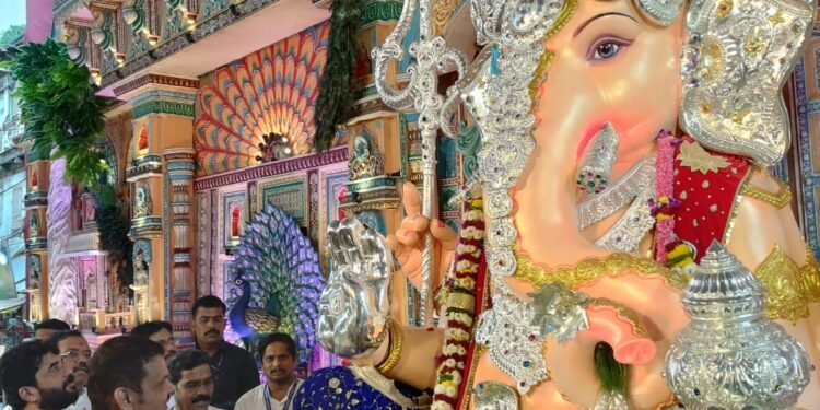 श्री गणेश सर्वांना सन्मार्गाने चालण्याची प्रेरणा देवो; सर्वांच्या मनोकामना पूर्ण व्हाव्यात