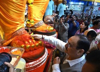केंद्रीय मंत्री जे.पी. नड्डा यांनी घेतले लालबागच्या गणेशाचे दर्शन